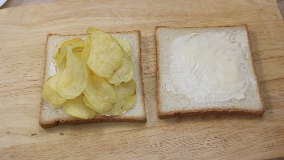 готовый сэндвич с чипсами и маслом