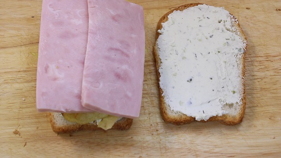 готовый сэндвич с ветчиной и чипсами