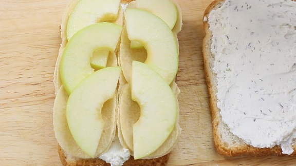 готовый сэндвич с яблоком и чипсами 
