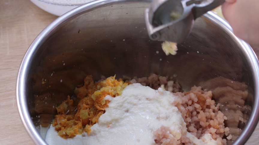 зубчик чеснока выдавленный через пресс