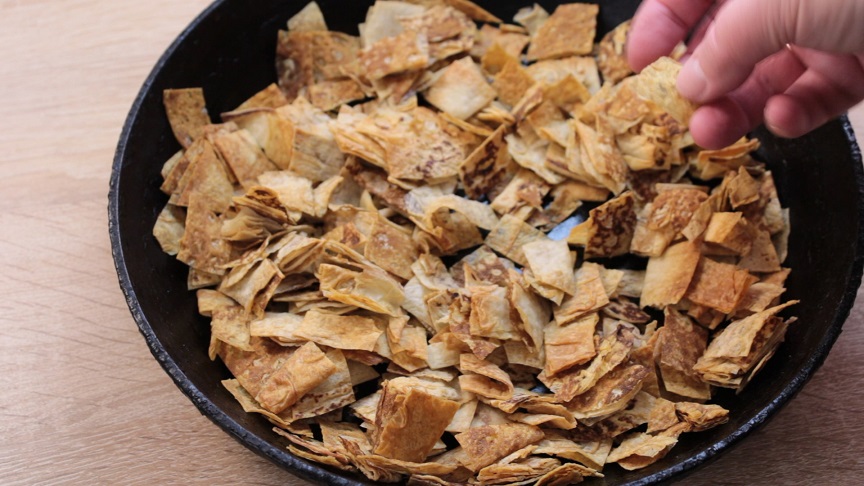 салат украсить петрушкой и разрезанным яйцом