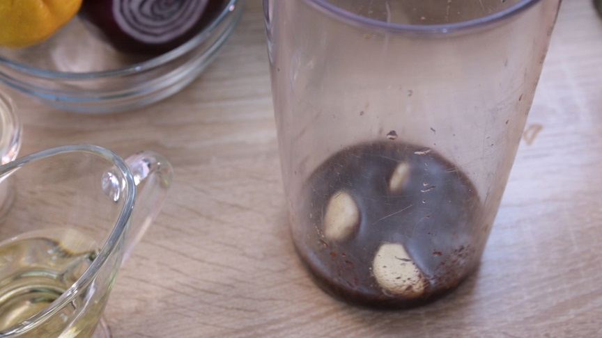в миске уксус ссолью и сахаром