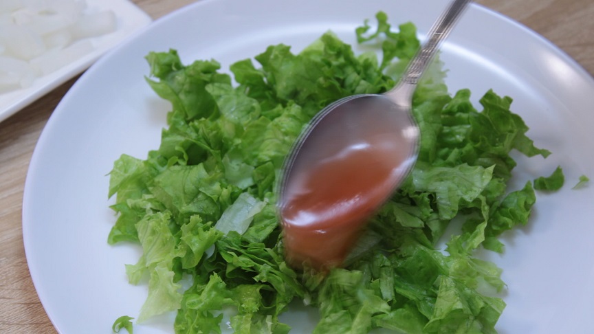 в миске уксус ссолью и сахаром