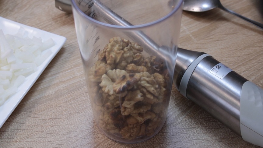 в миске уксус ссолью и сахаром