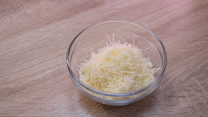 в миске уксус ссолью и сахаром