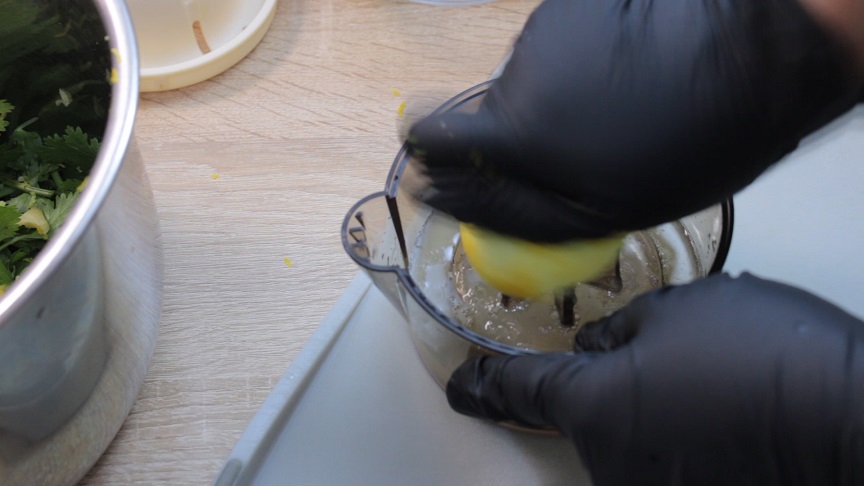 в миске уксус ссолью и сахаром