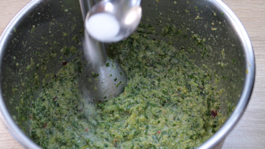 в миске уксус ссолью и сахаром
