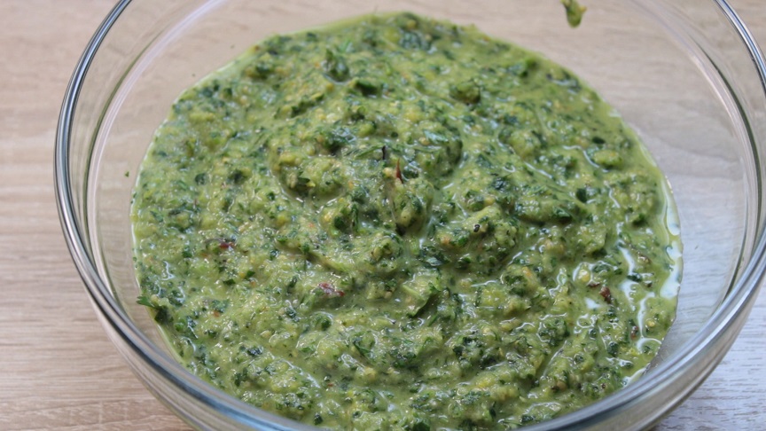 в миске уксус ссолью и сахаром