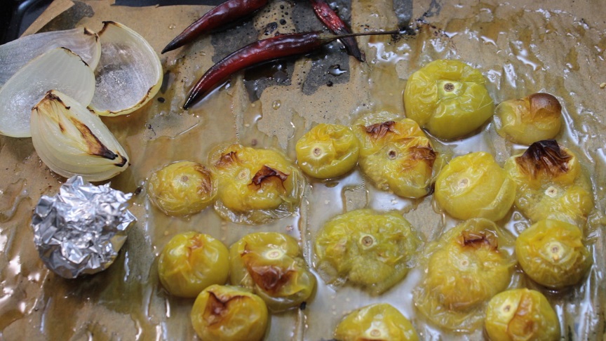 в миске уксус ссолью и сахаром