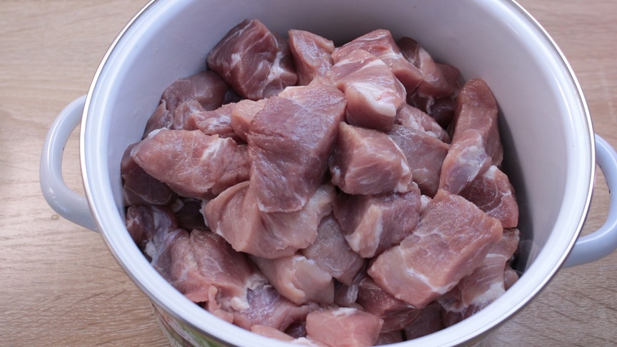 мясо нарезанное на куски в кастрюле