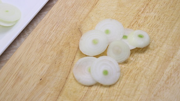 лук репчатый нарезанный кольцами