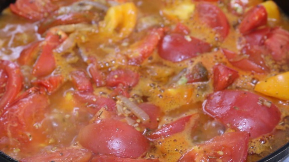 нарезанные куски соленого сала с нарезанными кусочками ржаного хлеба лежат на деревянной доске