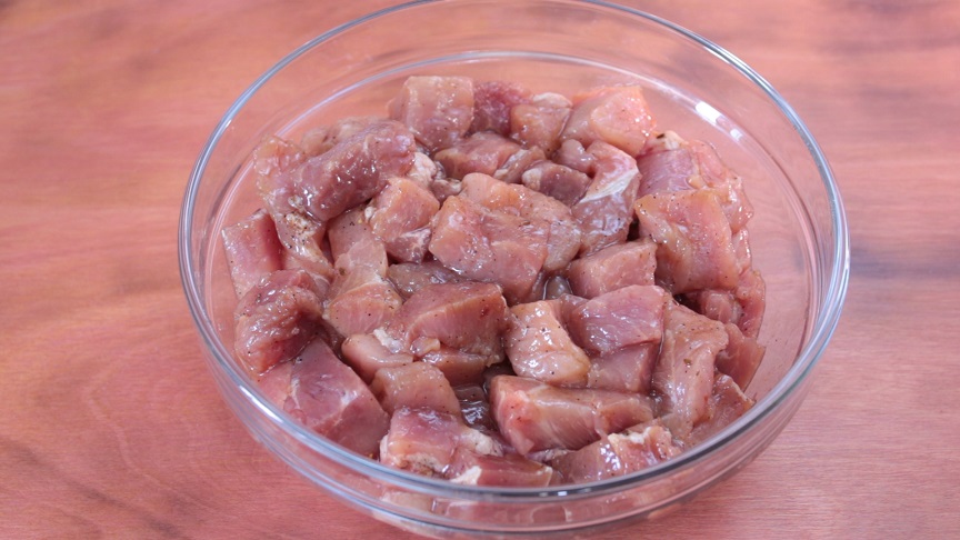 лук репчатый мелко нарезать