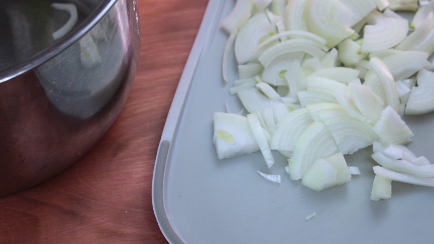 в миске уксус ссолью и сахаром