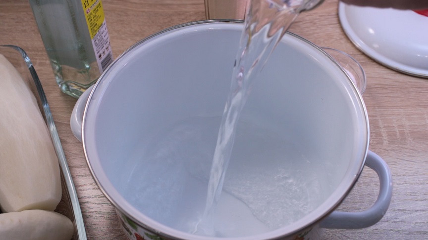 в кастрюлю вылить 2 стакана воды